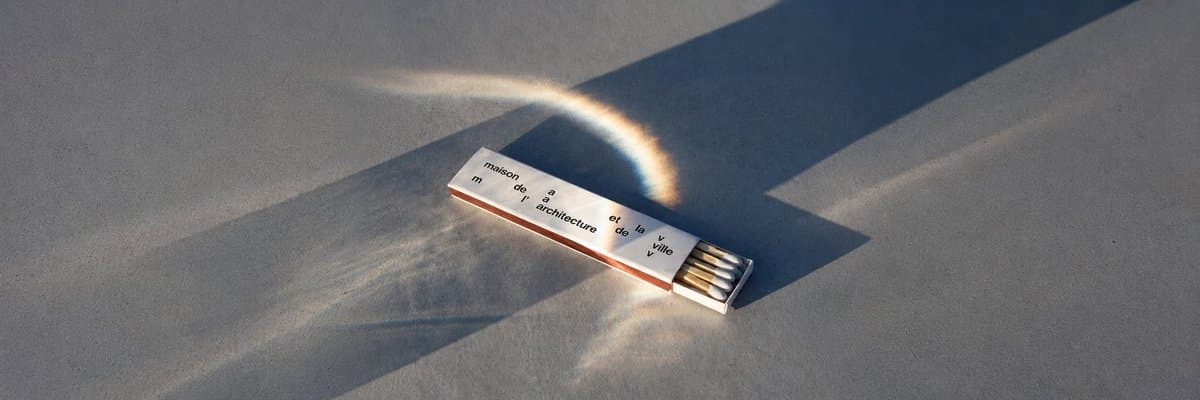 E-Commerce-Hauptbild — Minimale Streichholzschachtel-Sonnenlicht-Studie