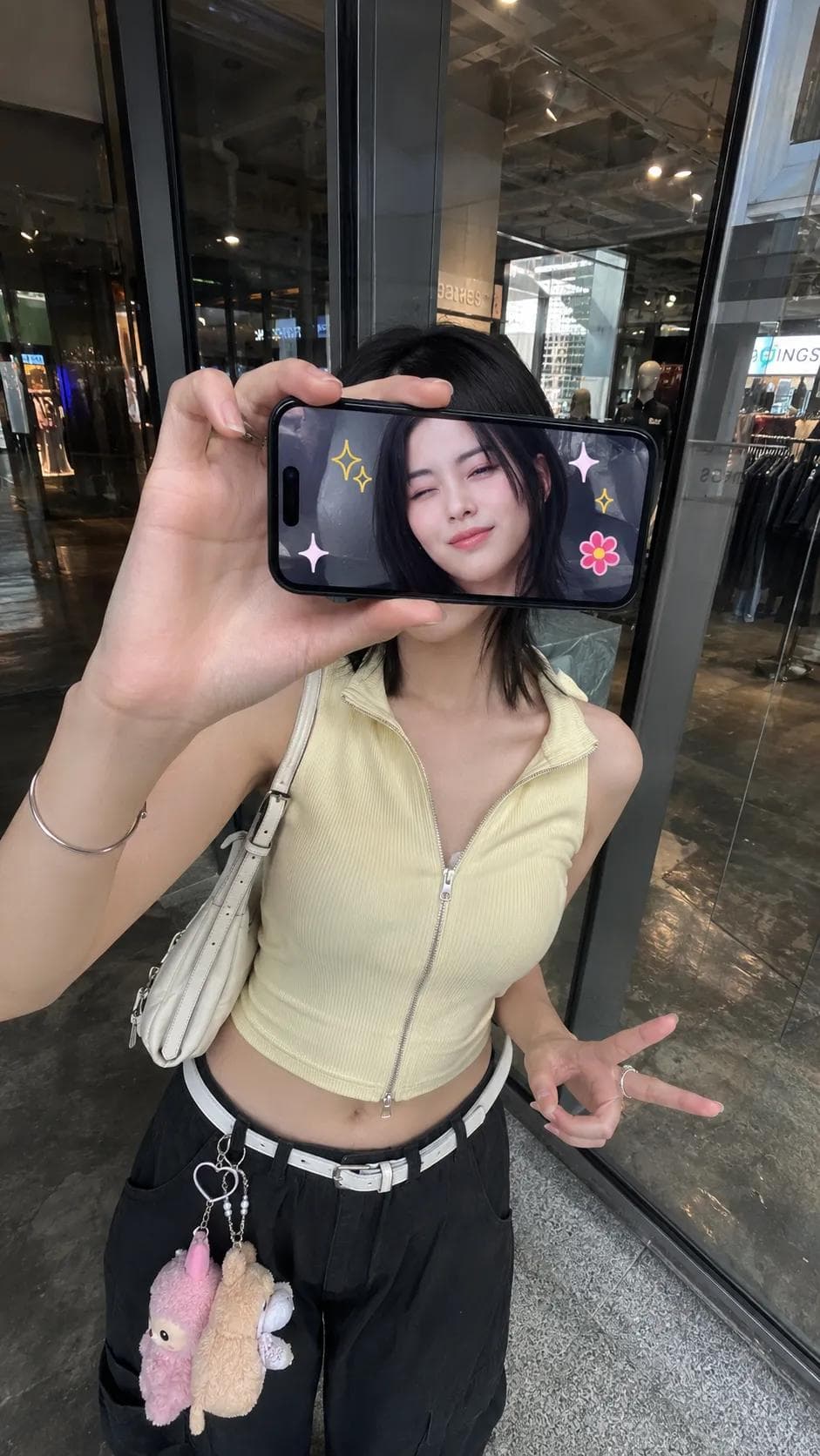 iPhone画面で顔を隠す クリエイティブポートレート